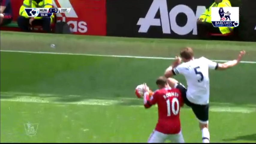 VIDEO: Rooney lĩnh trọn cú đá của đối thủ vào đầu