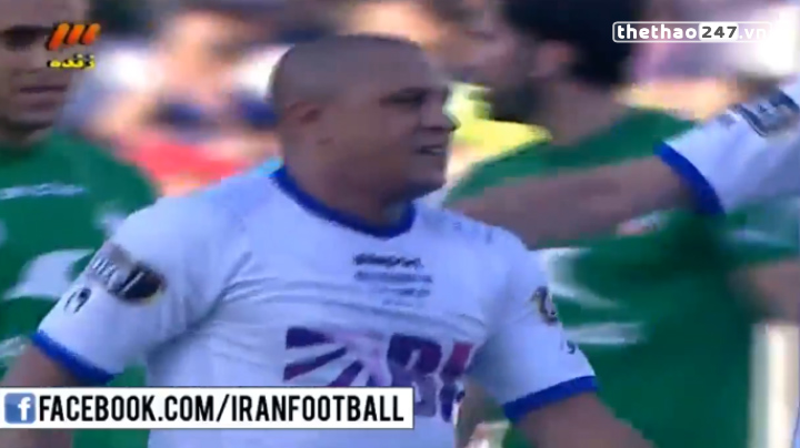 VIDEO: Roberto Carlos lập siêu phẩm sút phạt trong ngày tái xuất sân cỏ