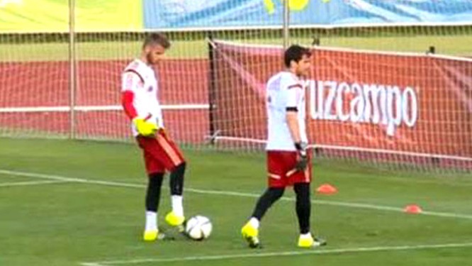 VIDEO: De Gea xỏ háng Iker Casillas trong buổi tập của TBN