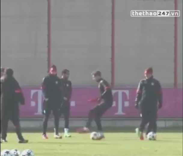VIDEO: Muller bắt chước điệu bộ đi bóng của Ronaldo trên sân tập