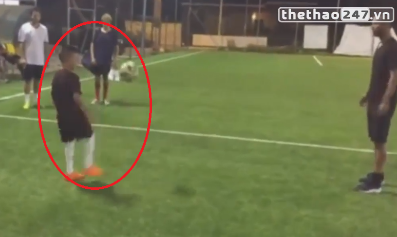 VIDEO: Thần đồng 9 tuổi của Roma thể hiện kỹ thuật khiến Ashley Cole phải kinh ngạc