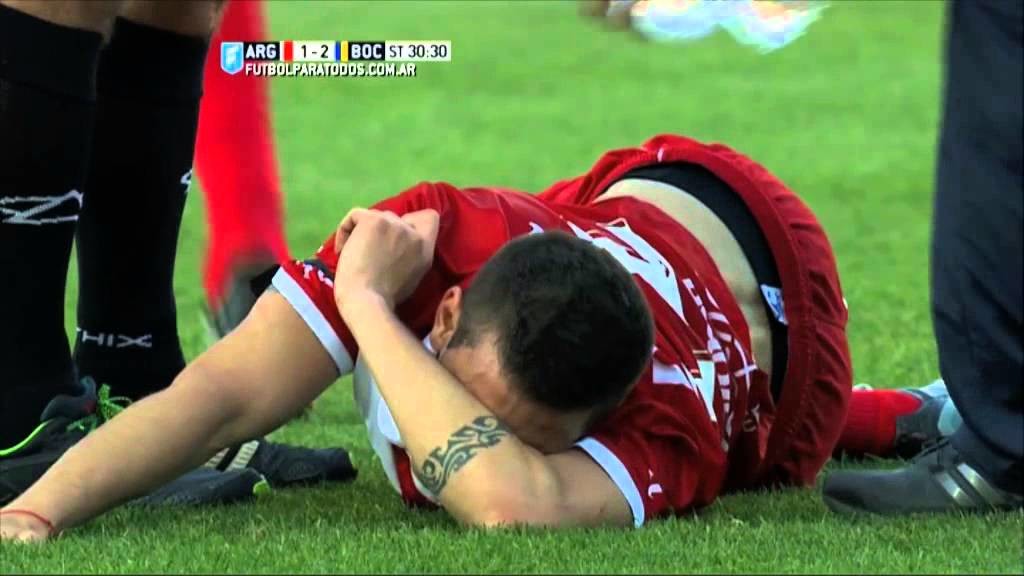 VIDEO: Pha kê chân 'rùng mình' của Tevez khiến đối phương nằm cáng