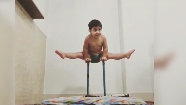 VIDEO: Tròn mắt với khả năng nhào lộn của cậu bé 2 tuổi