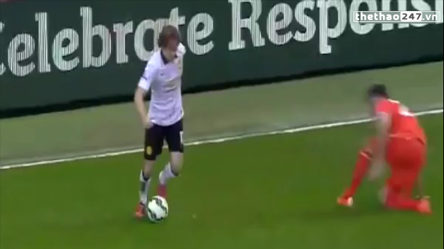 VIDEO: Daley Blind ngoặt bóng biến cầu thủ Liverool thành gã hề