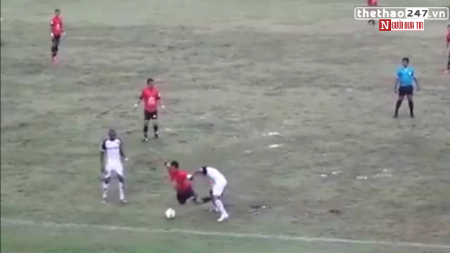 VIDEO: Khó đỡ với pha ăn vạ thô thiển ở giải VĐQG Thái Lan