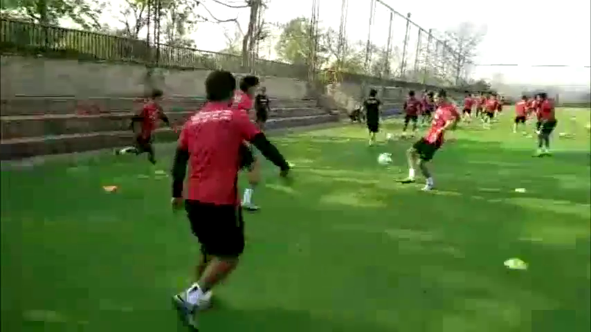 VIDEO: Bài tập phối hợp 1 chạm mãn nhãn của Messi Thái và đồng đội