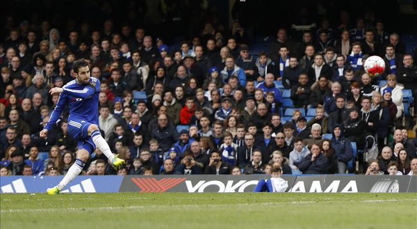 VIDEO: Siêu phẩm sút phạt đẳng cấp của Fabregas vào lưới West Ham