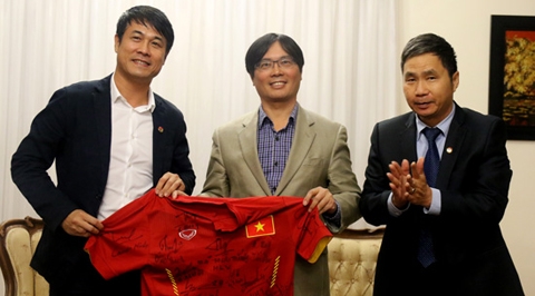 Thầy trò HLV Hữu Thắng gặp gỡ Đại sứ quán Việt Nam