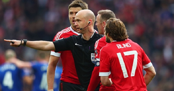 HLV Van Gaal 'đá đểu' trọng tài Anthony Taylor sau trận thắng Everton