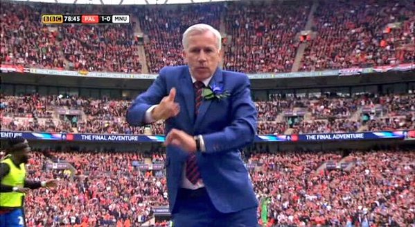 VIDEO: Pha ăn mừng ấn tượng của HLV Alan Pardew trước Man Utd