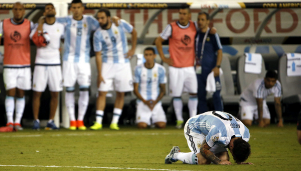 Aguero tiết lộ lý do Messi chia tay ĐTQG