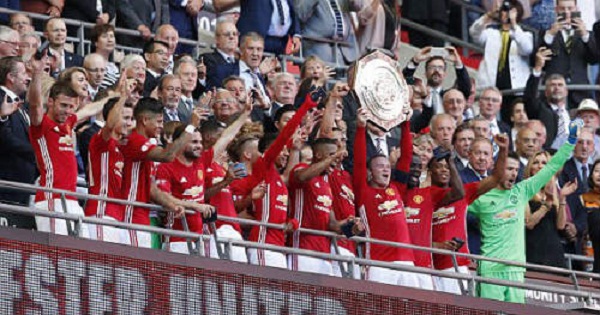 Ibra nổ súng, Man Utd có danh hiệu đầu tiên