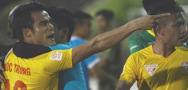 Cầu thủ Hải Phòng lao vào đánh nhau sau trận thua Cần Thơ