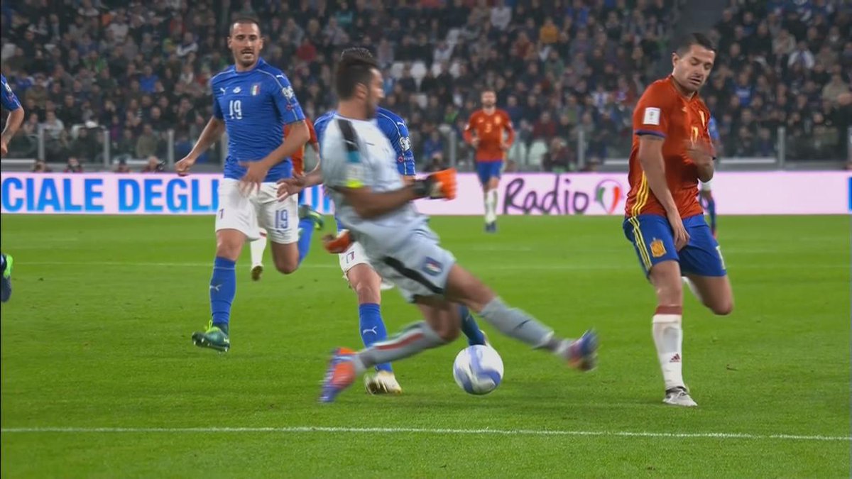 VIDEO: Sai lầm phá bóng hụt hiếm thấy của Buffon trước Tây Ban Nha