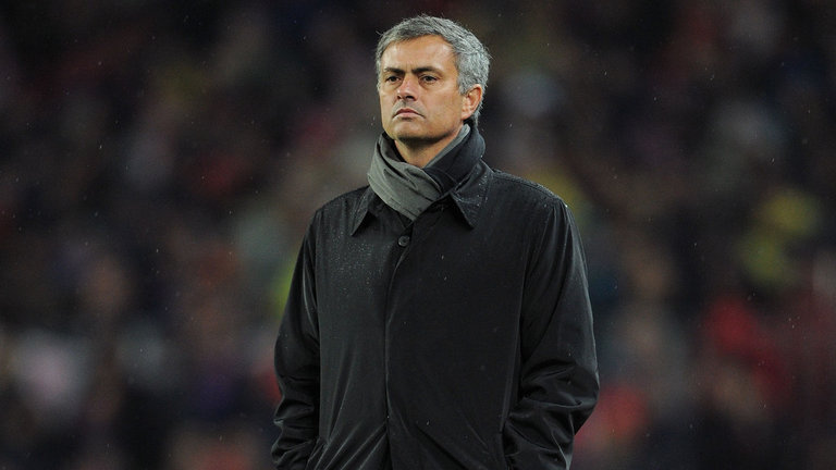 Tập luyện hời hợt, sao MU bị Mourinho rao bán