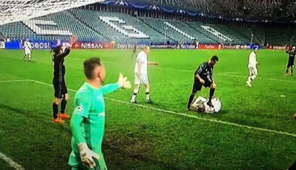 Video sự thật vụ Ronaldo giẫm lên người đối thủ