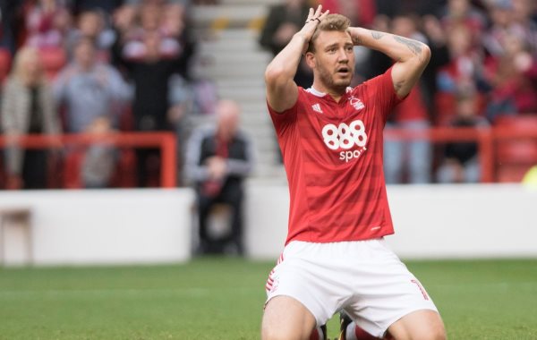 VIDEO: Pha đánh đầu phản lưới siêu hài của Bendtner ở Championship