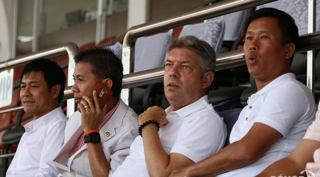 GĐKT Gede trầm trồ khen ngợi lối chơi của U21 Thái Lan