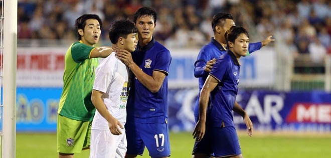 Cầu thủ Thái Lan bóp cổ Công Phượng, Văn Toàn, Xuân Trường nổi nóng