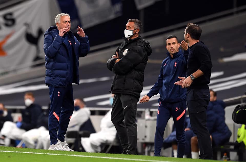 HY HỮU: Mourinho đích thân vào nhà WC gọi học trò ra sân