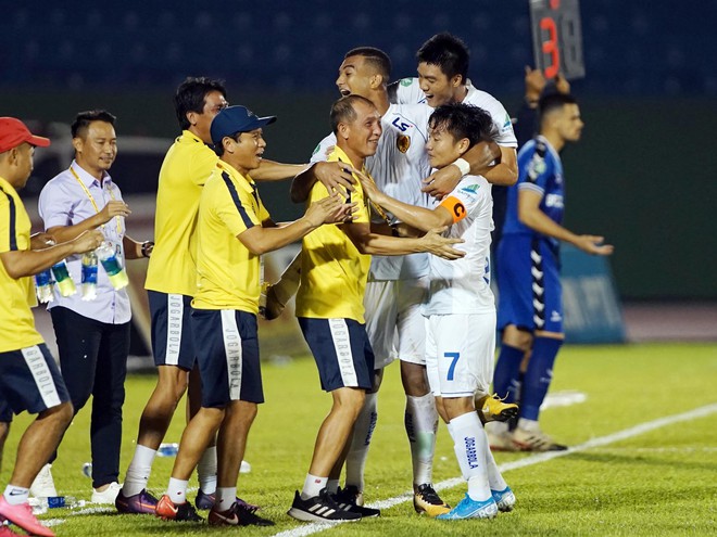 Trợ lý HLV đến bệnh viện Đà Nẵng khiến đội Quảng Nam phải cách ly