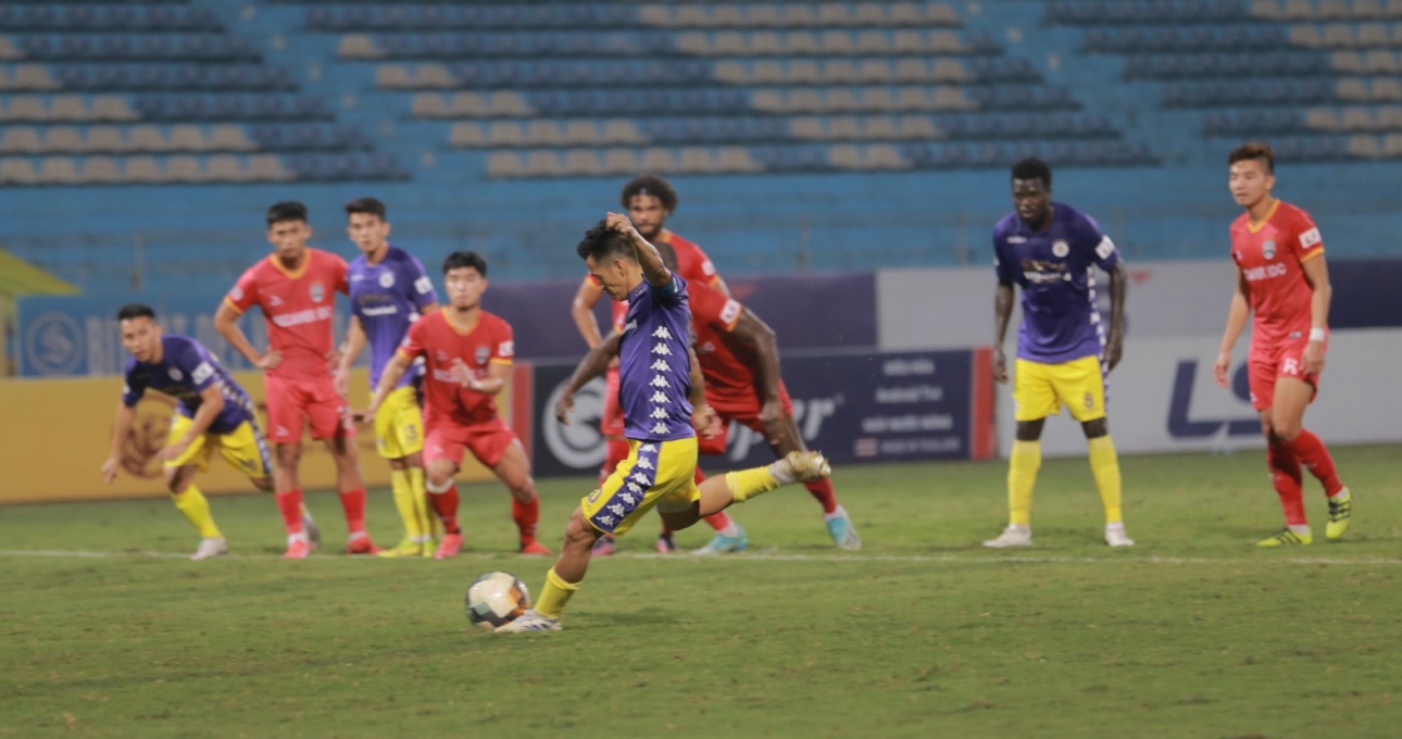 VIDEO: Góc quay đặc biệt về cú đá penalty hỏng ăn của Văn Quyết