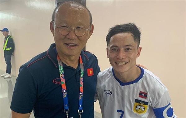 'Messi Lào' chúc mừng HLV Park sau khi giành HCV SEA Games 30