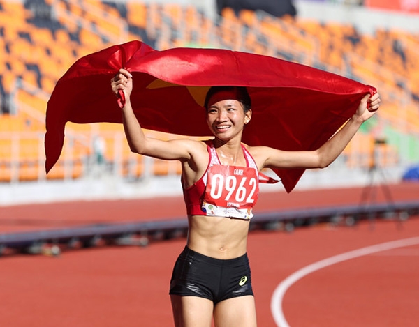 VĐV điền kinh Nguyễn Thị Oanh nhận giải VĐV tiêu biểu toàn quốc 2019