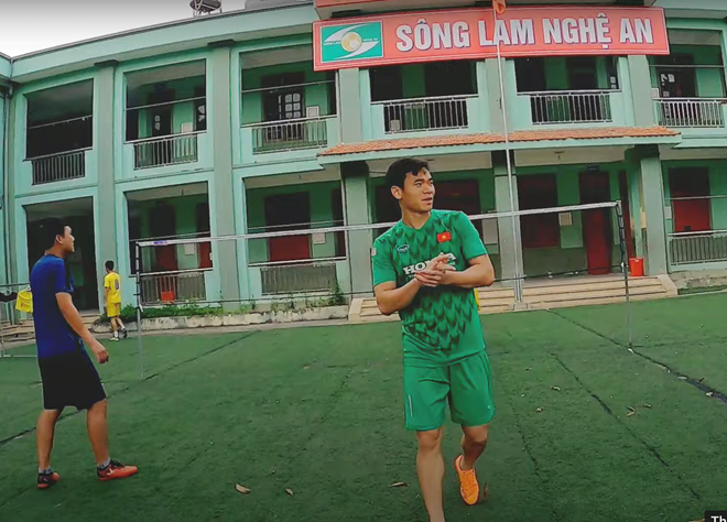 Thủ thành Nguyên Mạnh làm Văn Đức 'lác mắt' sau bài học đá lưới