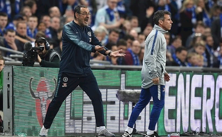 Sarri đã hét lớn vào mặt Kepa trong phòng thay đồ thế nào?