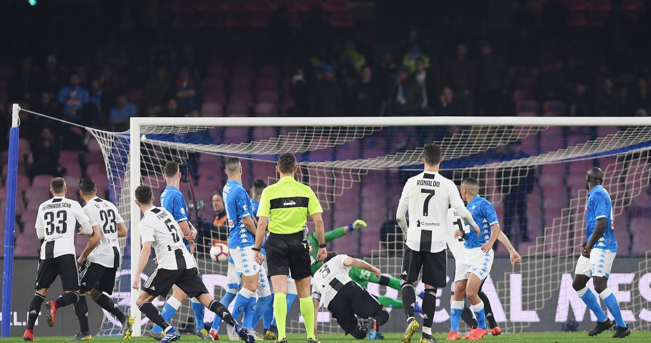 Ronaldo nhạt nhòa, Juventus đánh bại Napoli đầy may mắn
