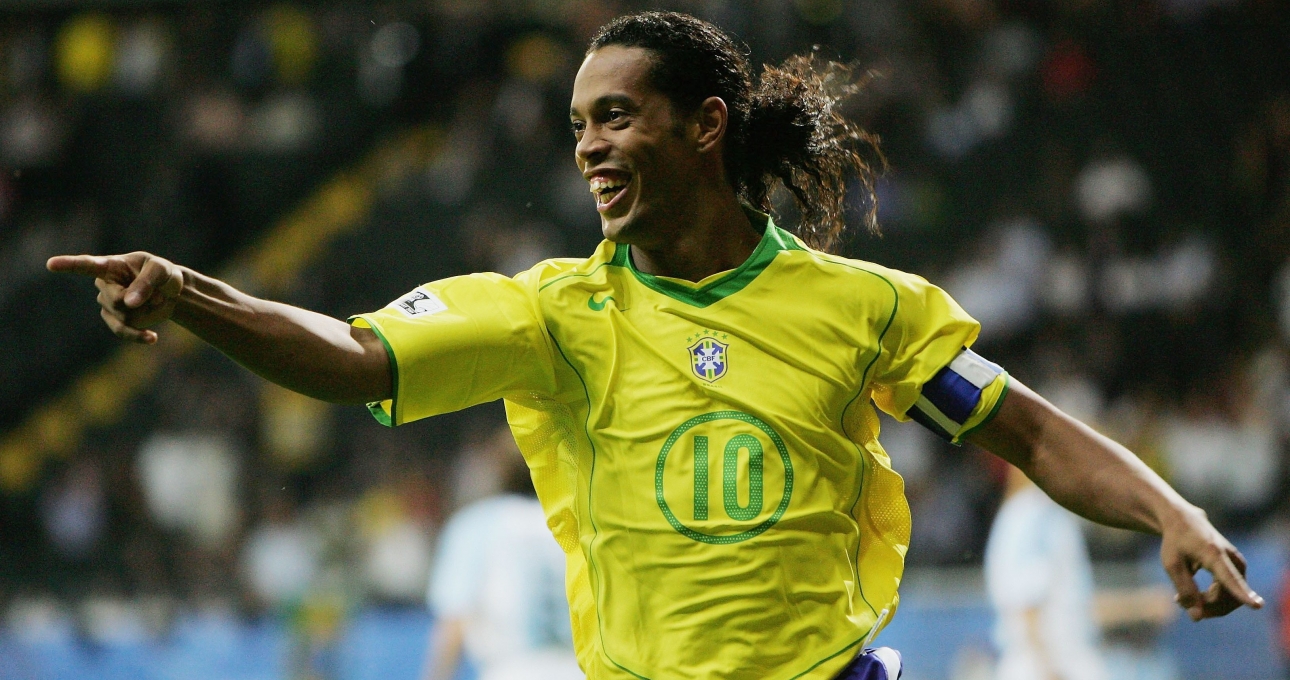 VIDEO: Ronaldinho lập hat-trick ở môn bóng đá bãi biển