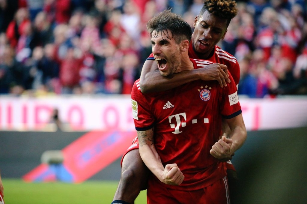 Nghiền nát Dortmund, Bayern đoạt ngôi đầu Bundesliga