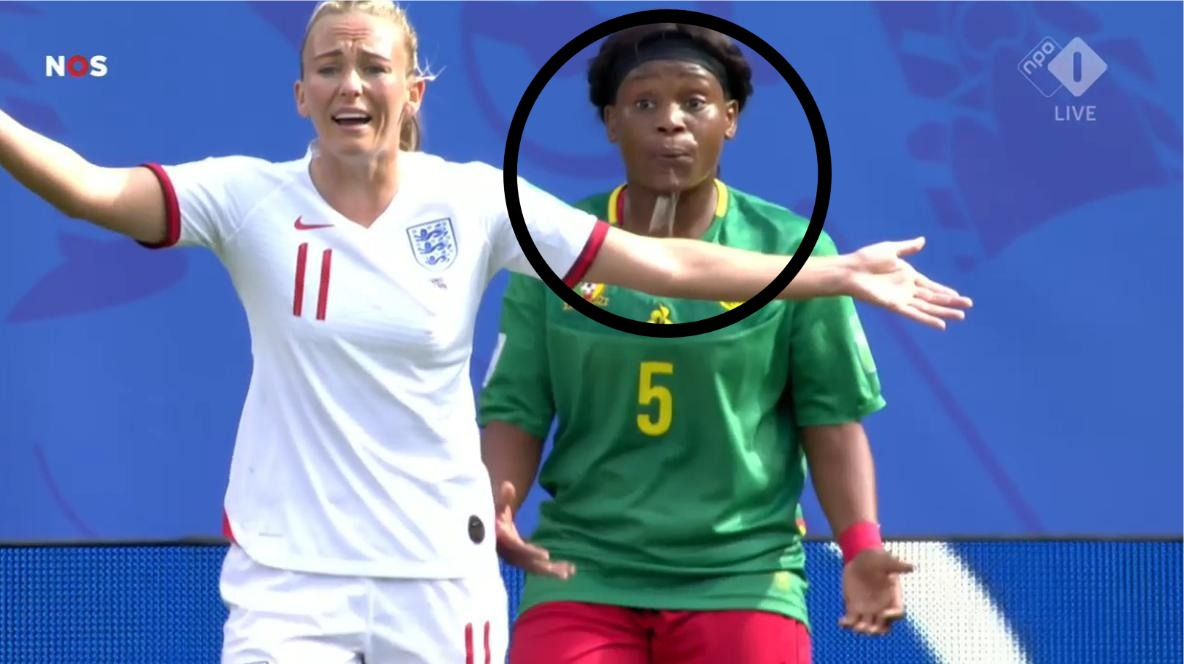 Cầu thủ Cameroon nhổ nước bọt vào cầu thủ Anh tại World Cup
