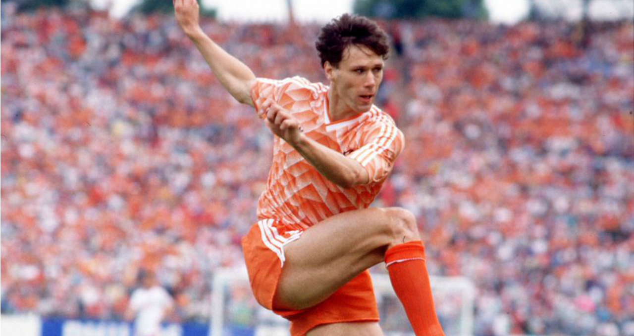 Bàn thắng kinh điển của Van Basten tại CK EURO 1988 - Ngày này năm xưa