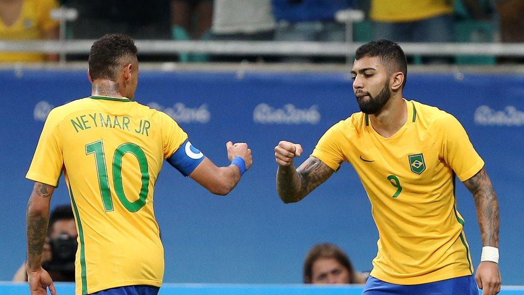 VIDEO: Pha ăn vạ lố bịch và hài hước của sao Brazil
