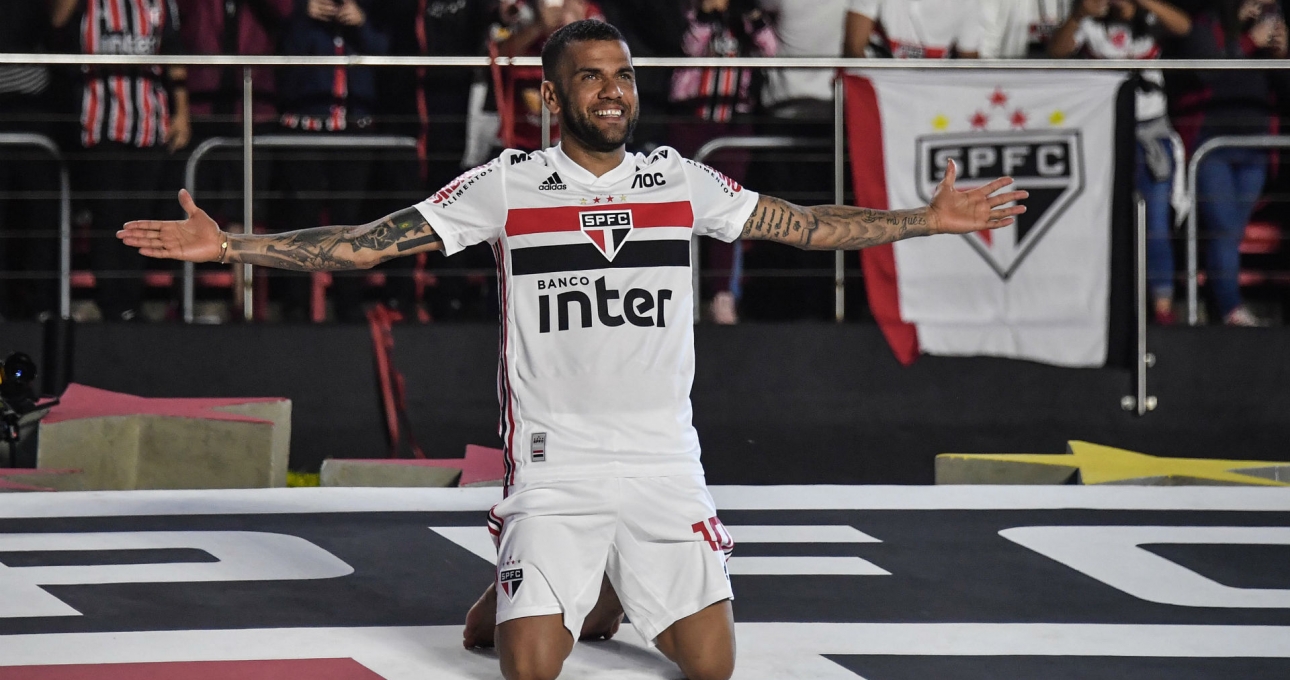 VIDEO: 45.000 CĐV đốt pháo hoa chào đón Dani Alves vui như ngày hội