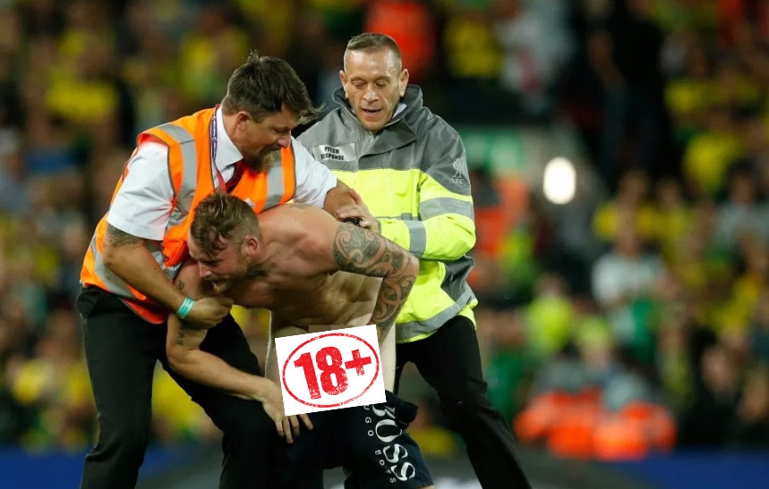 Sốc! CĐV khỏa thân 100% lao vào sân phá rối trận Liverpool gặp Norwich