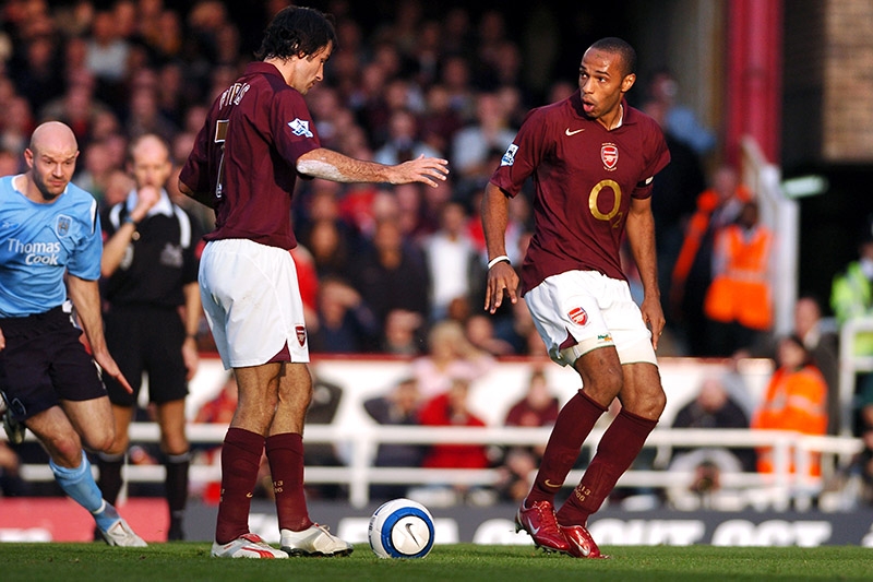 VIDEO: Huyền thoại Arsenal bị đồng đội chê cười vì cú đá penalty cực ngớ ngẩn