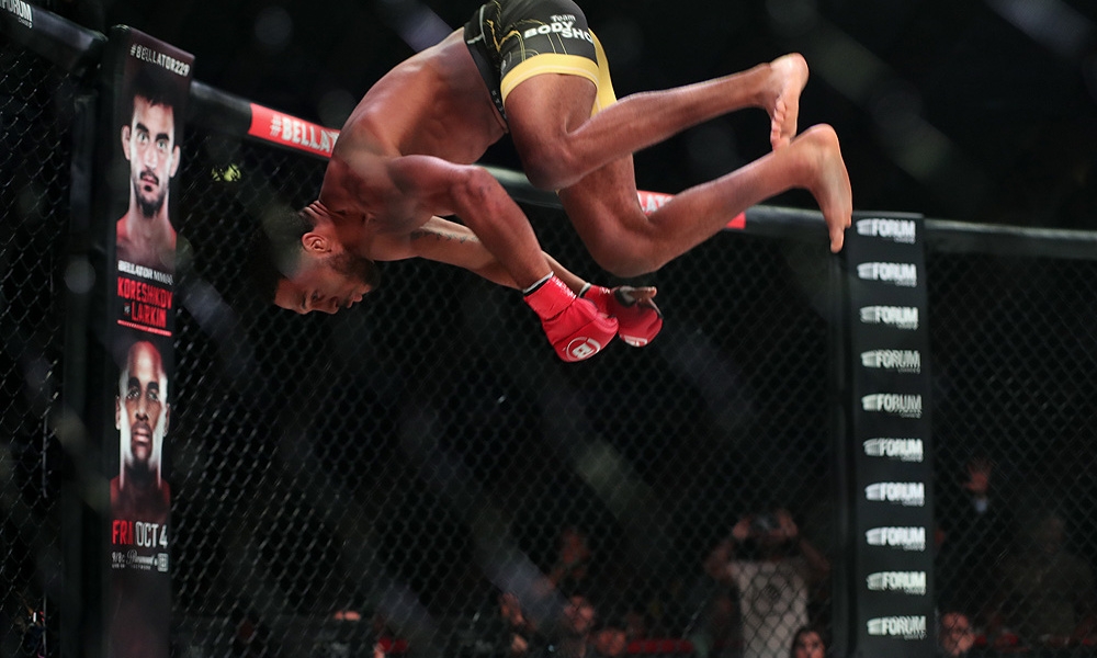 Ra đòn như súng máy, võ sĩ MMA knock-out đối thủ sau... 8 giây