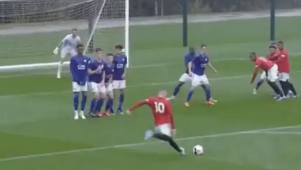 Sao trẻ MU đá phạt thần sầu, CĐV thốt lên: 'Có phải anh không Rooney?'