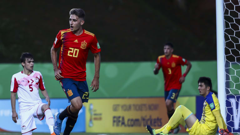 VIDEO: Vô tư chuyền về, cầu thủ U17 tự biến mình thành trò đùa