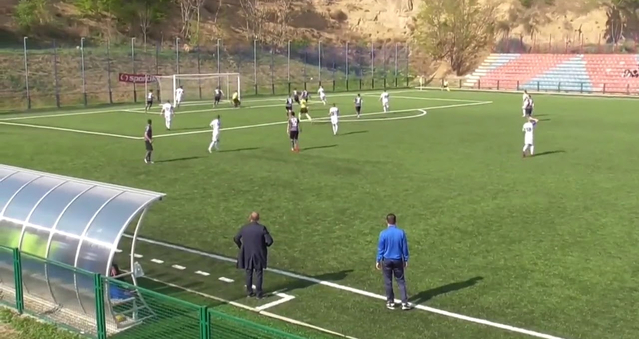 VIDEO: Nhắm mắt phá bóng, hậu vệ vô tình tạo nên siêu phẩm để đời