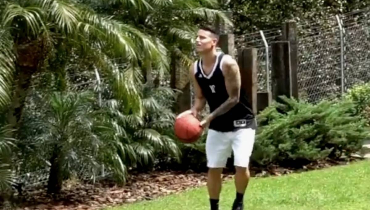 VIDEO: James Rodriguez trình diễn kĩ năng ném rổ như sao NBA