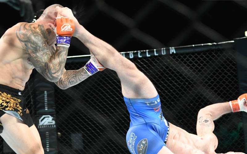 VIDEO: Võ sĩ MMA knock-out đối thủ bằng cú đá móc 'không thể tin nổi'