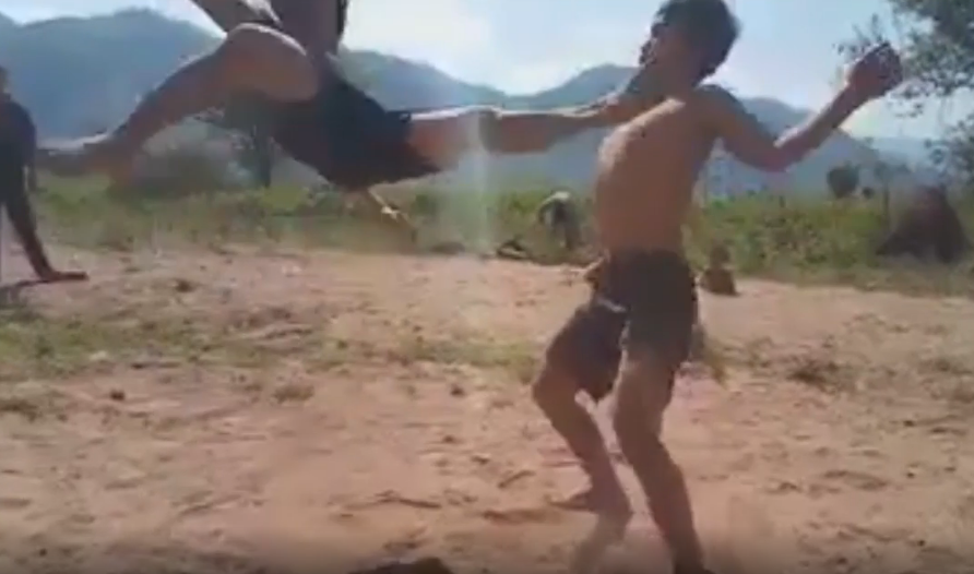 VIDEO: Hai thanh niên tỉ thí võ thuật mãn nhãn như phim hành động