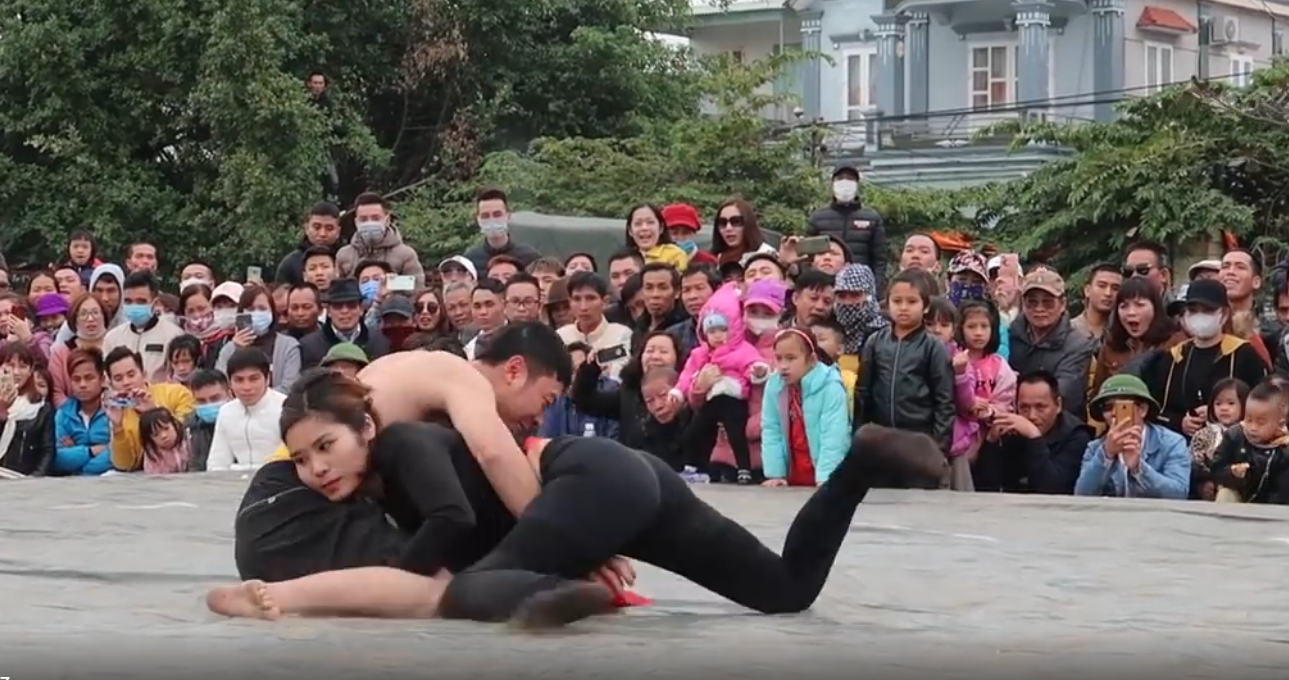 VIDEO: Nữ đô vật Việt Nam thi đấu trên cơ nam giới