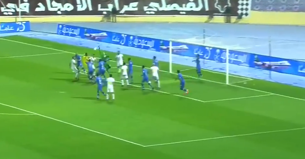 VIDEO: Thủ môn lên tấn công phút cuối, ghi luôn 'bàn thắng vàng'