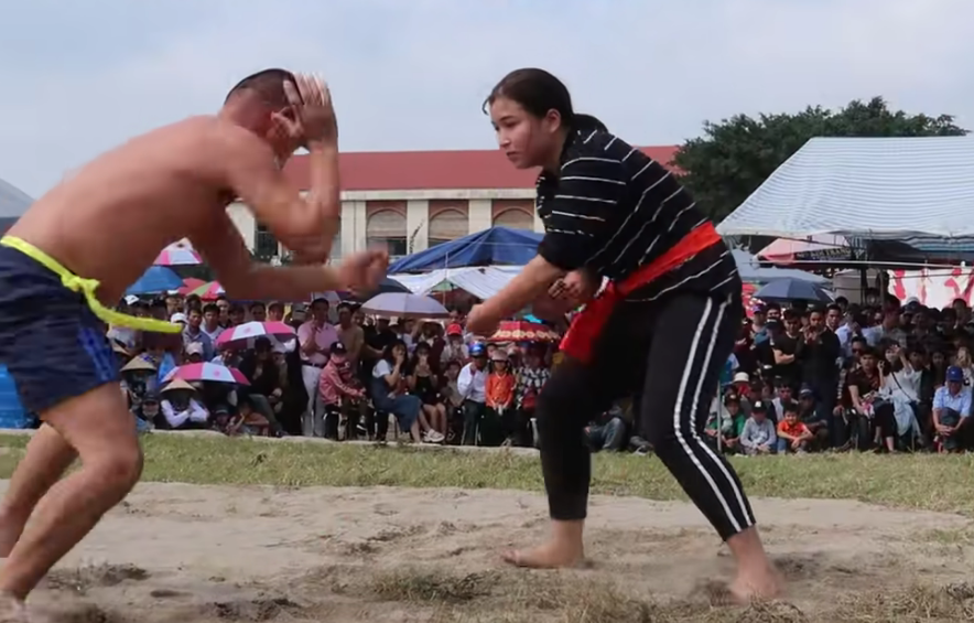 VIDEO: Siêu đô vật nữ đánh bại đối thủ nam đầy thuyết phục