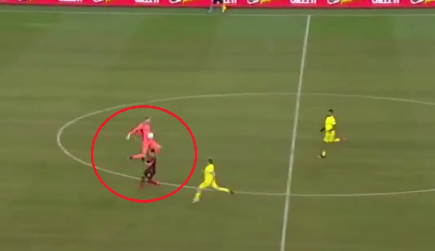 VIDEO: Thủ môn lên giữa sân bắt bóng và cái kết gây phẫn nộ